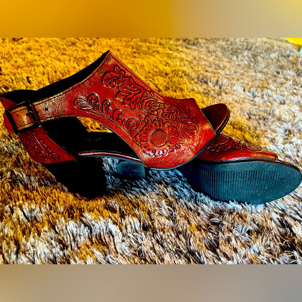 Women’s Roper leather pick toe shoes.